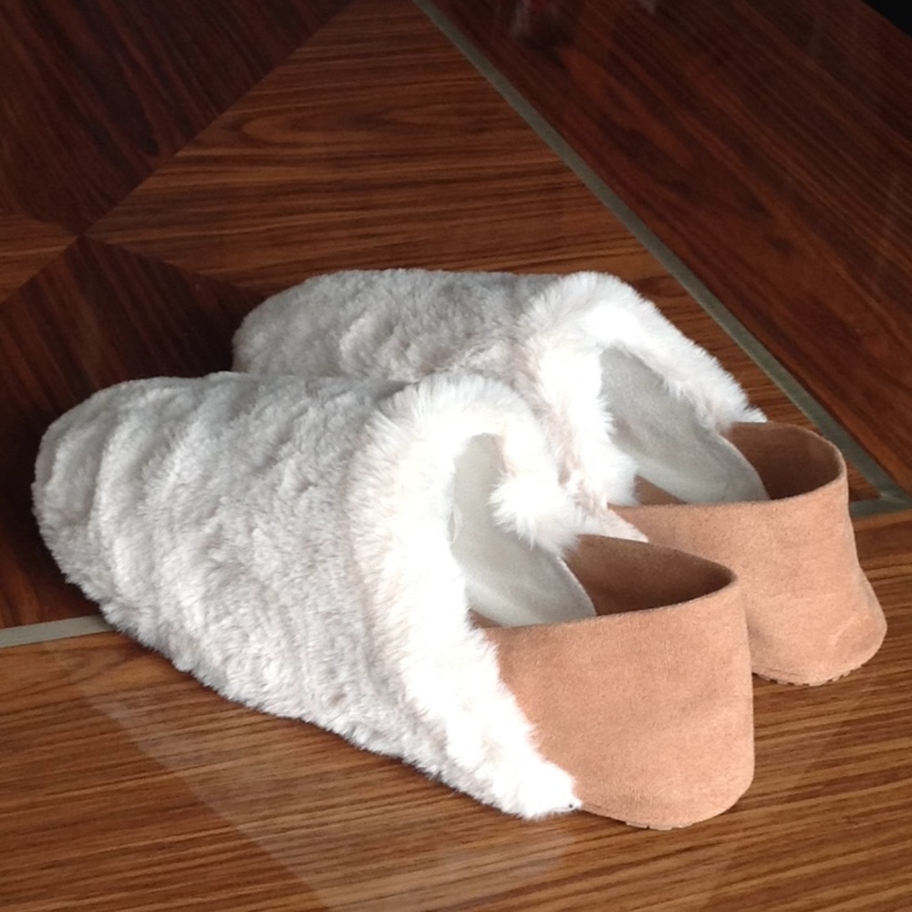 🔥 Cole Haan - Ivory / Tan Furry Lounging Slippers